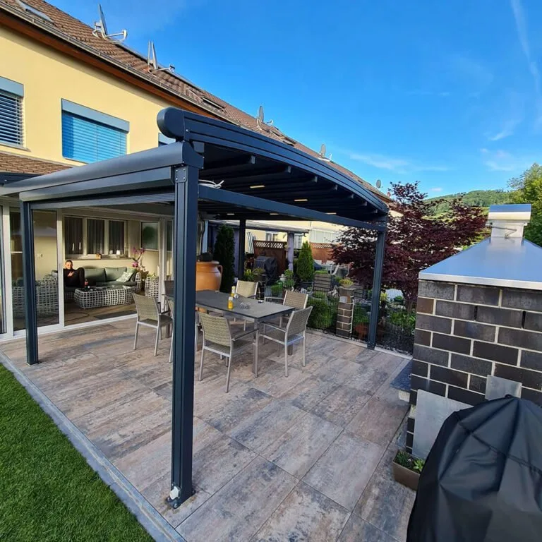 Pergola - ovalni model montiran u dvorištu