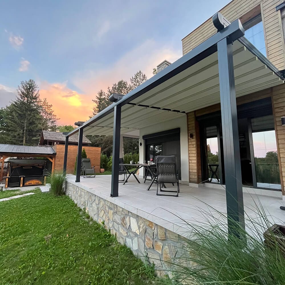 Klasični model pergole, montiran u dvorištu