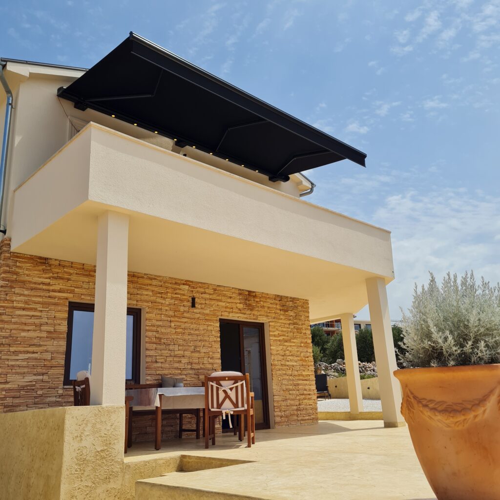 Tenda montirana na terasi sa pogledom na dvorište