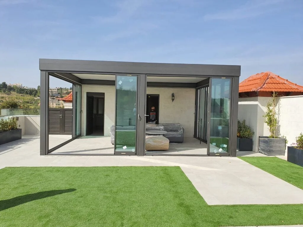 Dvorište sa montiranom bioklimatskom pergolom