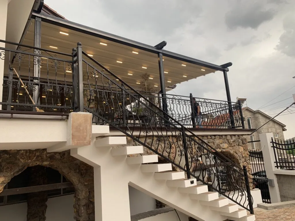 Moderna natkrivena terasa s rasvjetom i pogledom na dvorište