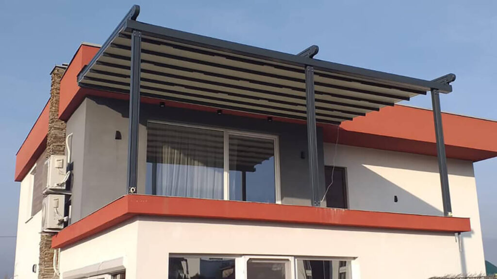 Balkon s nadstrešnicom i sjenilom koji pruža zaštitu od sunca i privatnost u urbanom okruženju.
