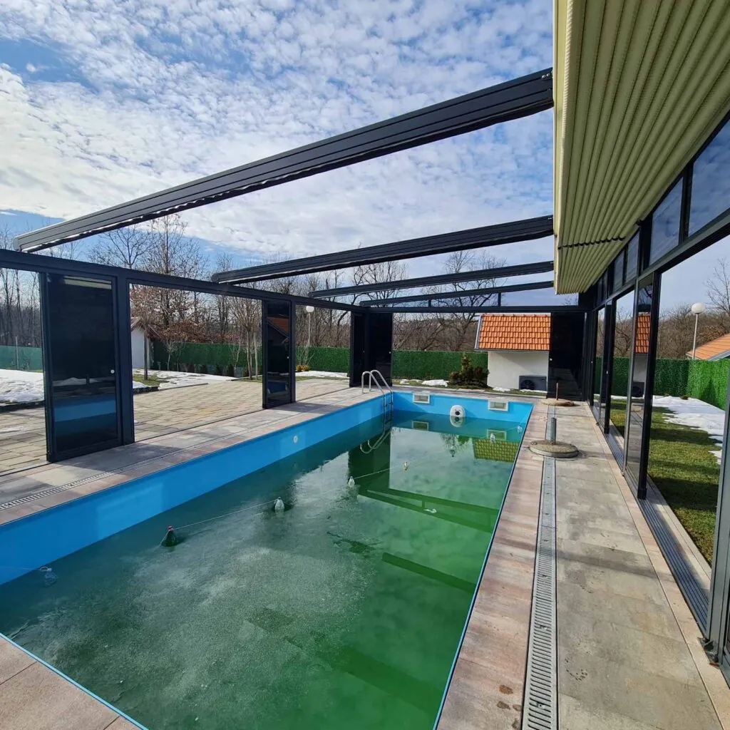 Moderna pergola iznad bazena