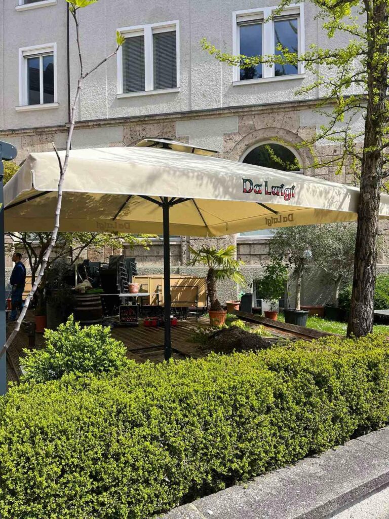 Profesionalni suncobran u dvorištu