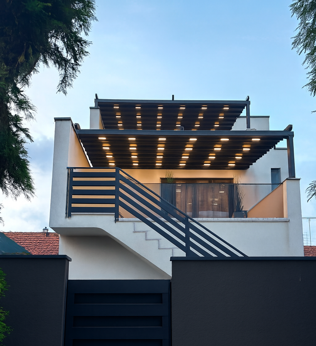 Moderna bioklimatska pergola s aluminijskim lamelama i rasvjetom na terasi, koja pruža zaštitu od sunca i stvara ugodan vanjski prostor za boravak.