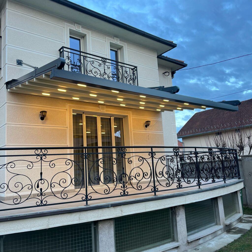 Moderna natkrivena terasa uz obiteljsku kuću s prostorom za opuštanje