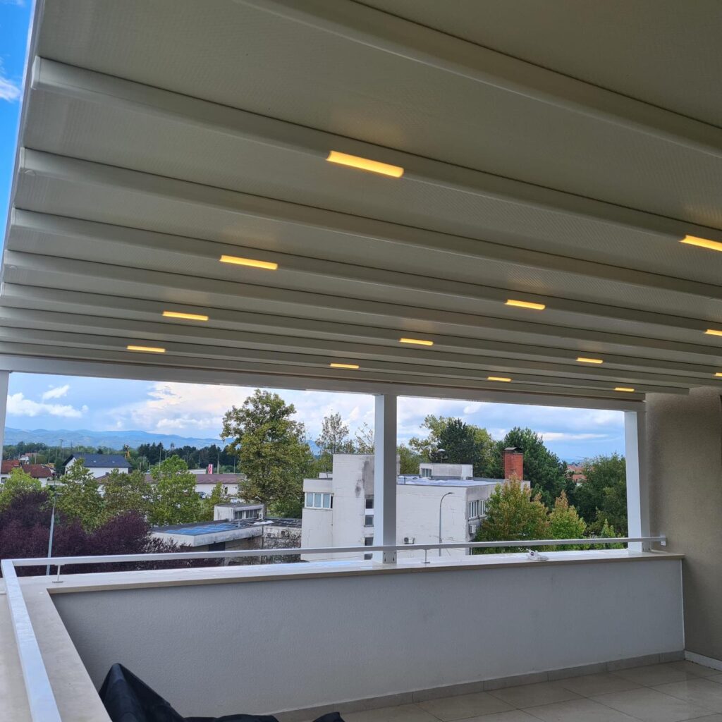 Pergola s lamelama i integriranom LED rasvjetom na natkrivenoj terasi