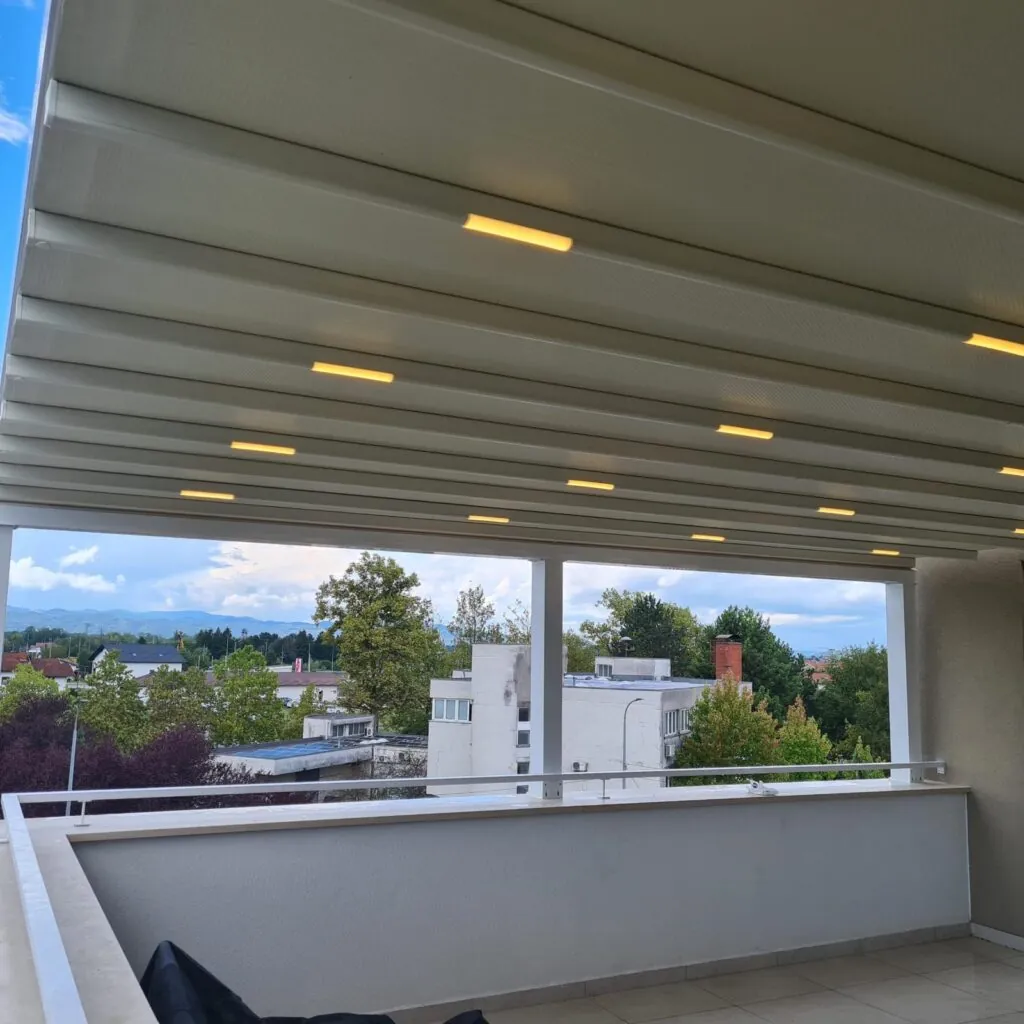 Pergola s lamelama i integriranom LED rasvjetom na natkrivenoj terasi